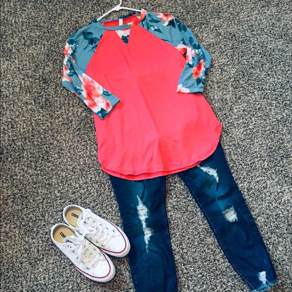 🌷NWOT🌷Lani Floral Raglan Tee